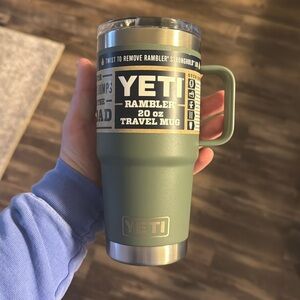NEW YÉTI 20OZ travel MUG with handle CAMP GREEN